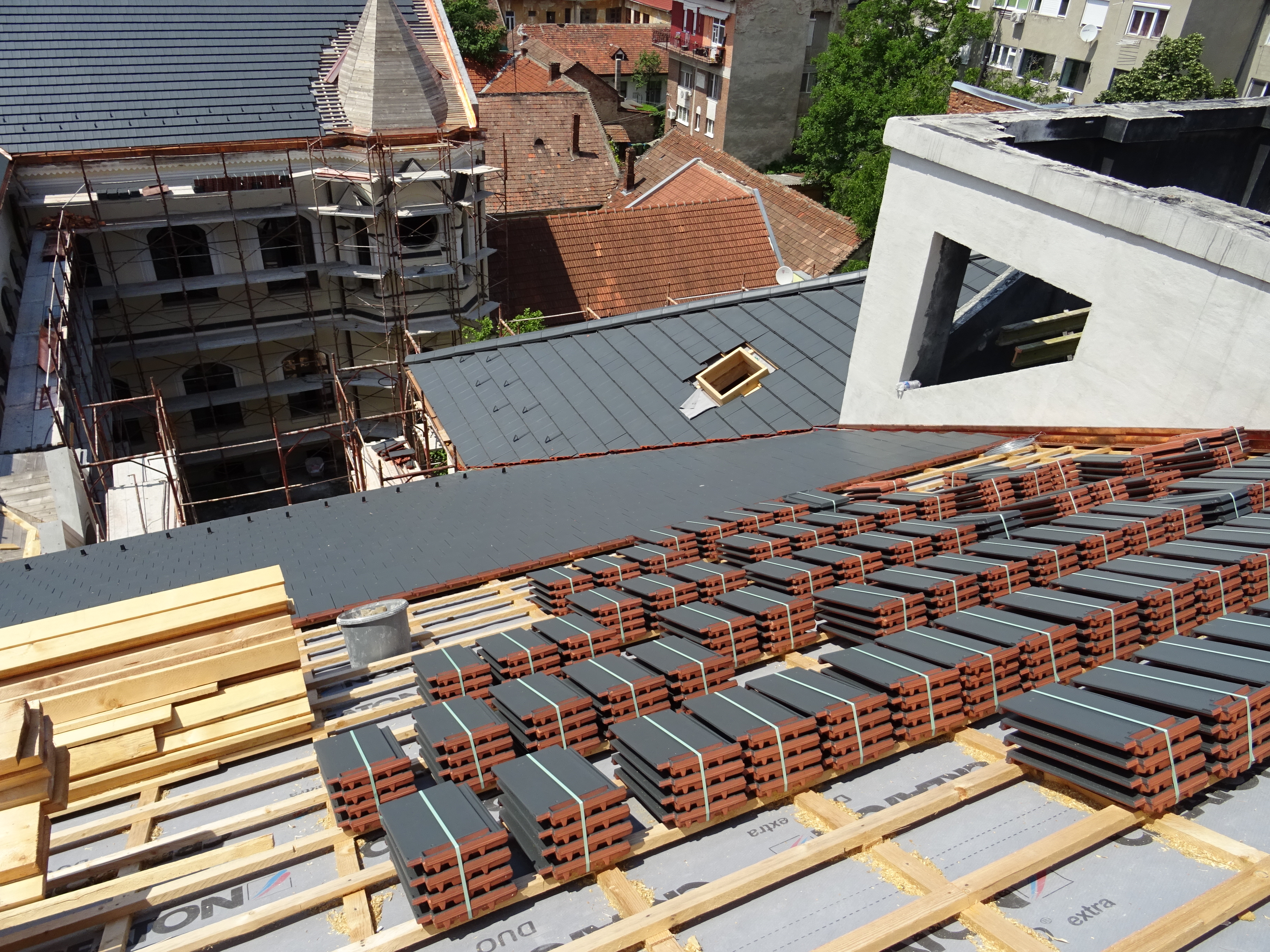 Lucrarile de refacere a acoperisului Palatului Episcopal din Oradea se apropie de final (FOTO)