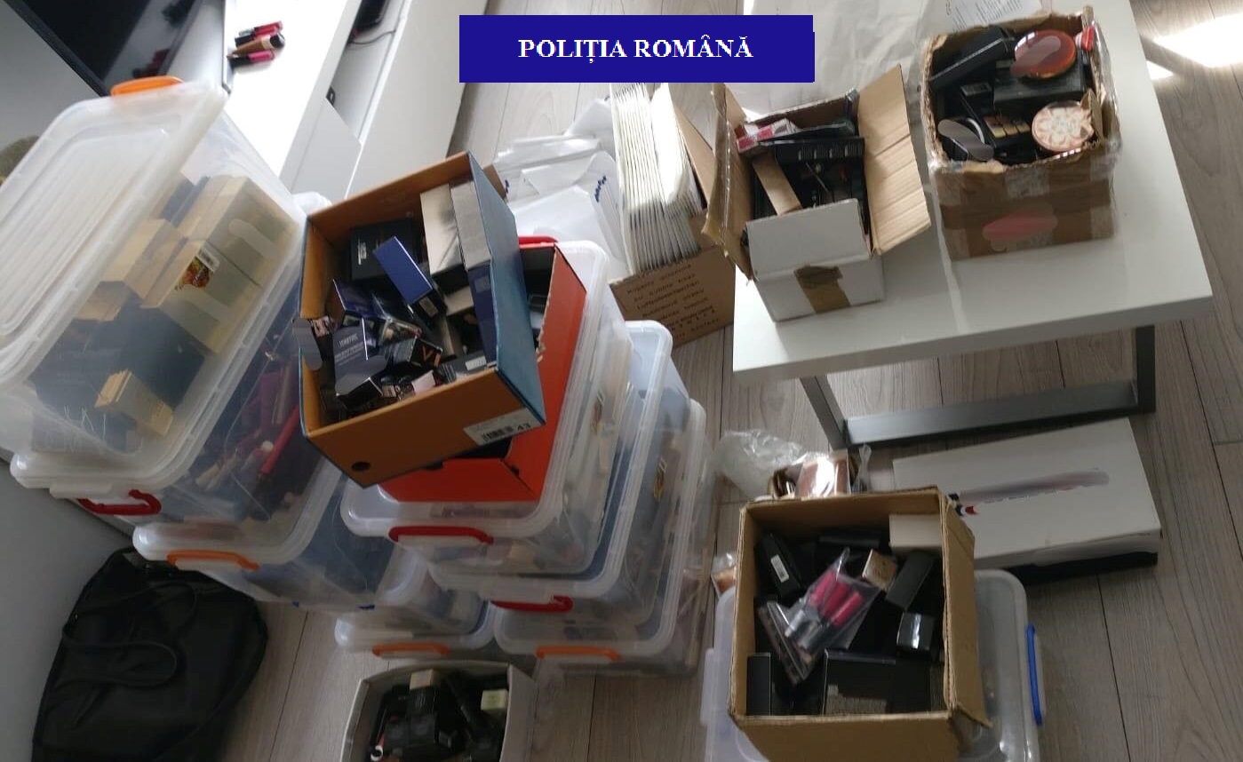 Perchezitii la trei oradence care vindeau parfumuri, produse cosmetice si alte obiecte pe Facebook. Marfa in valoare de 200.00 lei a fost confiscata