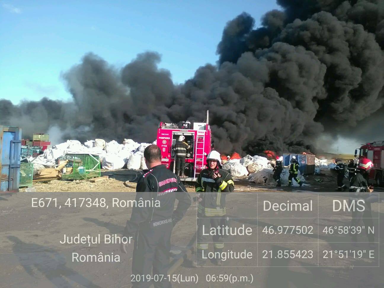 Peste 60 de pompieri si zece masini cu spuma si apa au actionat, timp de 2 ore, la stingerea incendiului din Nojorid.