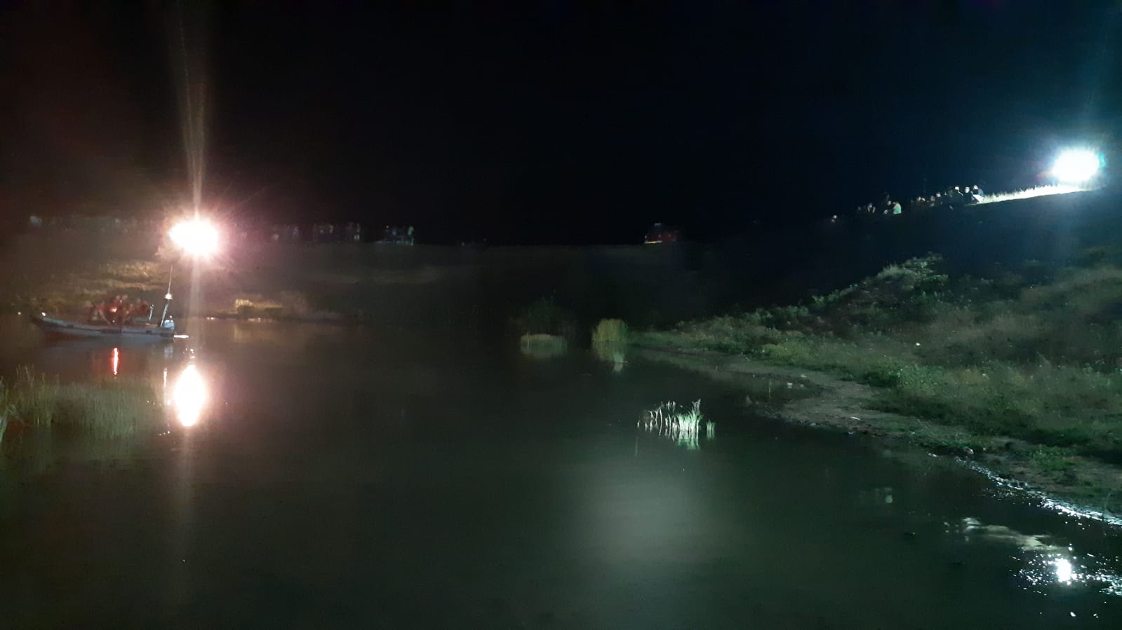 Trupul unui minor inecat intr-un lac, scos de scafandrii pompieri bihoreni de la 2,5 m adancime