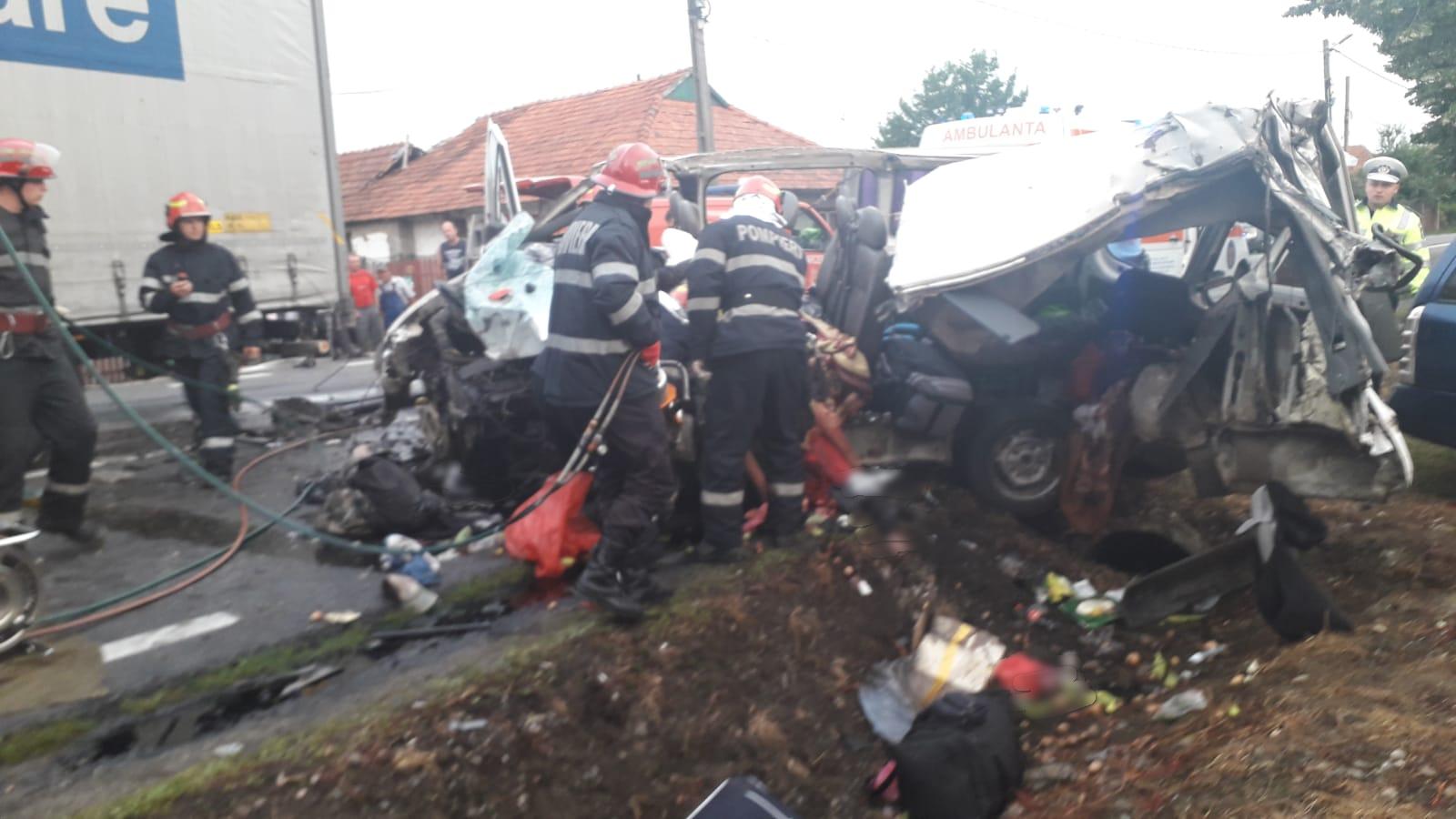 Accident extrem de grav in Uileacu de Cris, judetul Bihor. Doi morti si 6 persoane in stare foarte grava, dupa ce un microbuz a intrat in coliziune cu un TIR