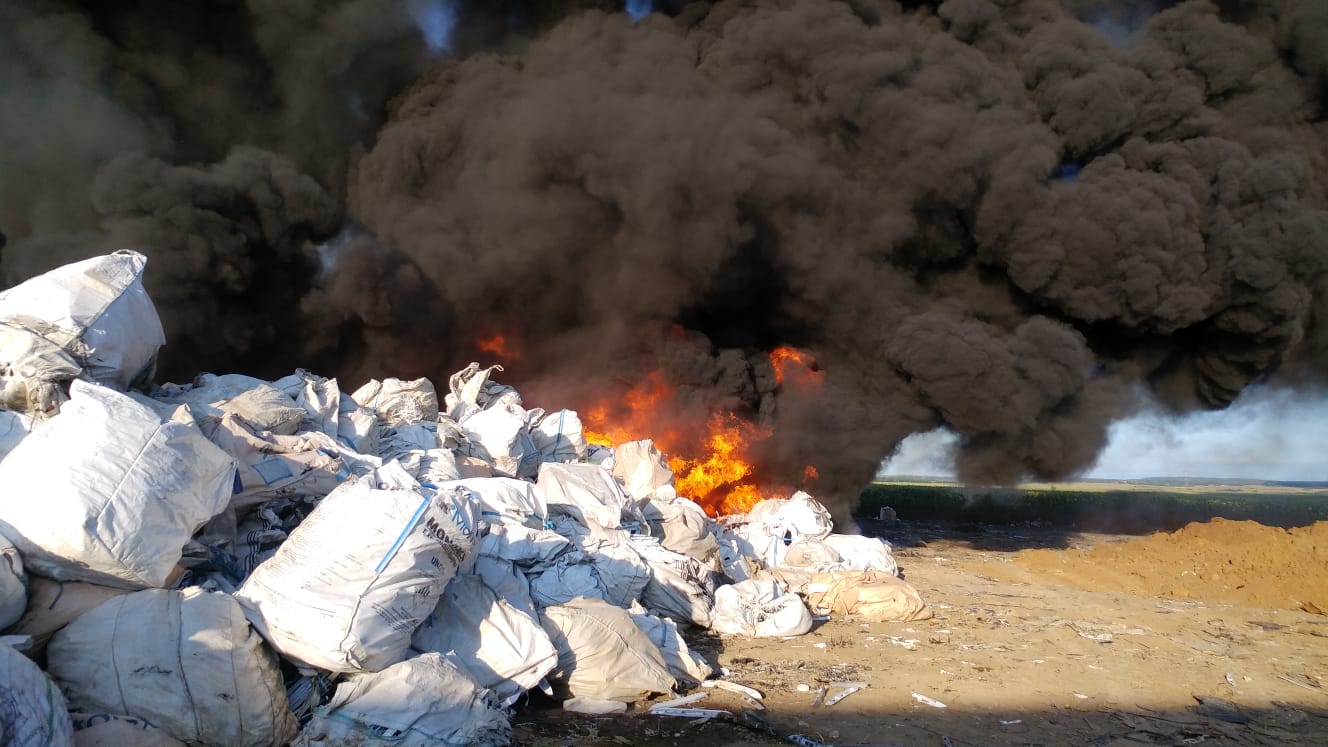 Incendiu puternic la depozitul de deseuri din Nojorid. A fost emis un mesaj de avertizare prin RO-ALERT.