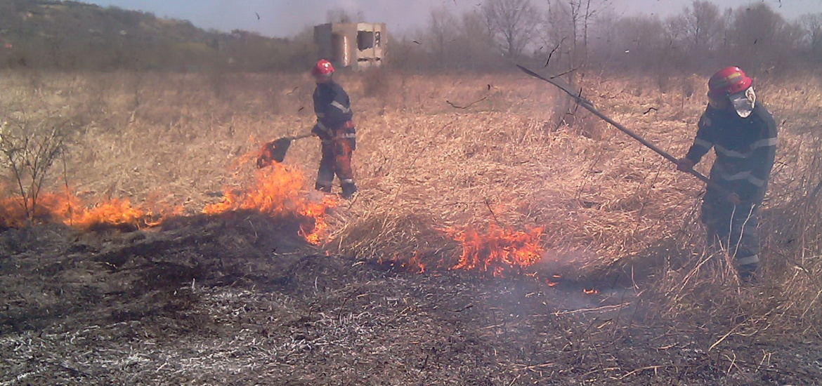 APM Bihor avertizeaza! Incendierea resturilor vegetale de pe terenuri se pedepseste cu inchisoare de la 3 luni la 1 an