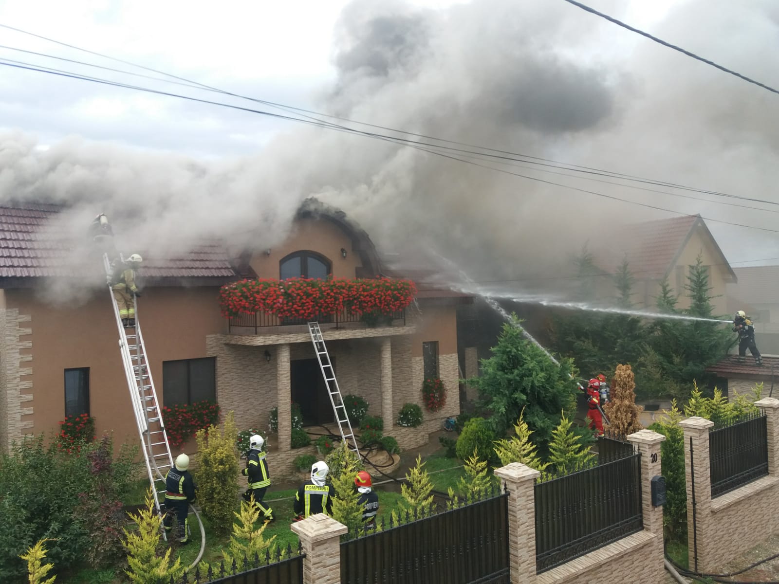20 de pompieri au actionat astazi, in Santandrei, pentru a stinge un incendiu la o casa de pe strada Caprioarei