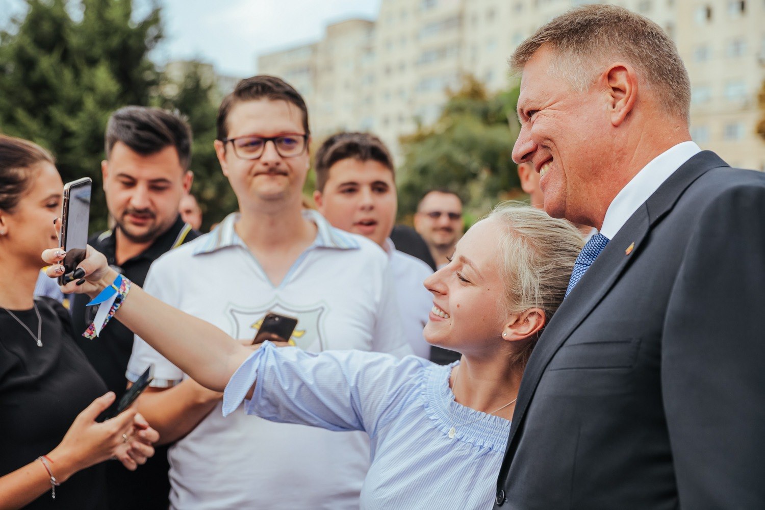 Klaus Iohannis a început în forță bătălia pentru un nou mandat. A fost întâmpinat cu entuziasm de oameni care s-au înghesuit să dea mâna cu el.