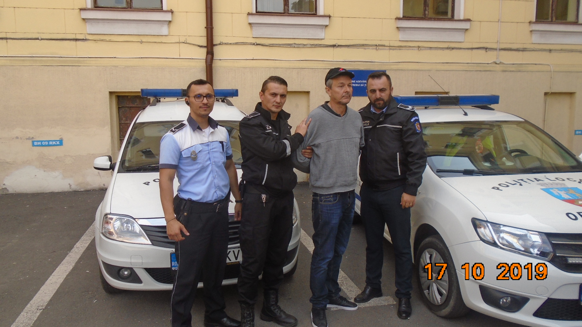 Un individ ce umbla aproape dezbracat in parcul Salca, facand gesturi obscene, a fost prins de politistii locali si predat IPJ Bihor
