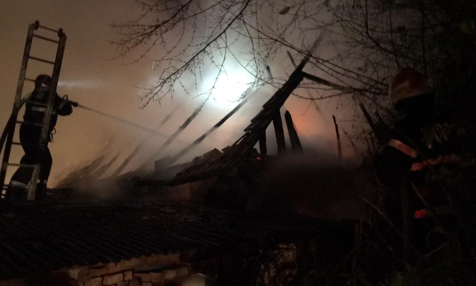 Incendiu la o gospodarie din judetul Bihor. Au ars doua constructii auxiliare