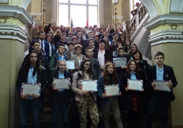 64 de elevi și profesorii care i-au coordonat au fost premiați de către municipalitate cu cate 600 de lei si o diploma