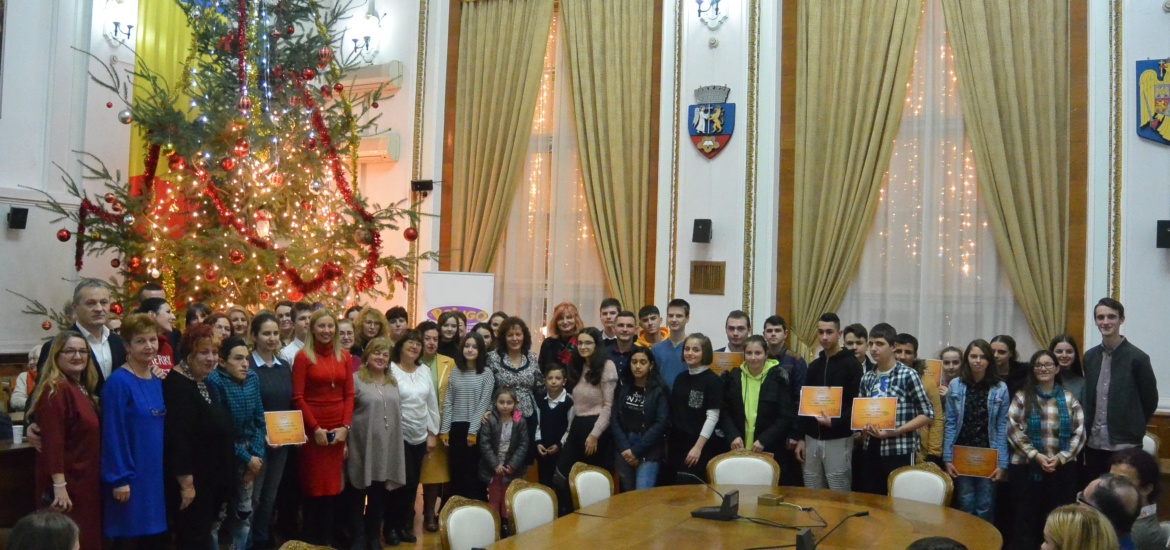 În prag de Sărbători, femeile liberale din Oradea au premiat 30 de elevi cu rezultate bune la învățătură