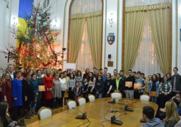 În prag de Sărbători, femeile liberale din Oradea au premiat 30 de elevi cu rezultate bune la învățătură