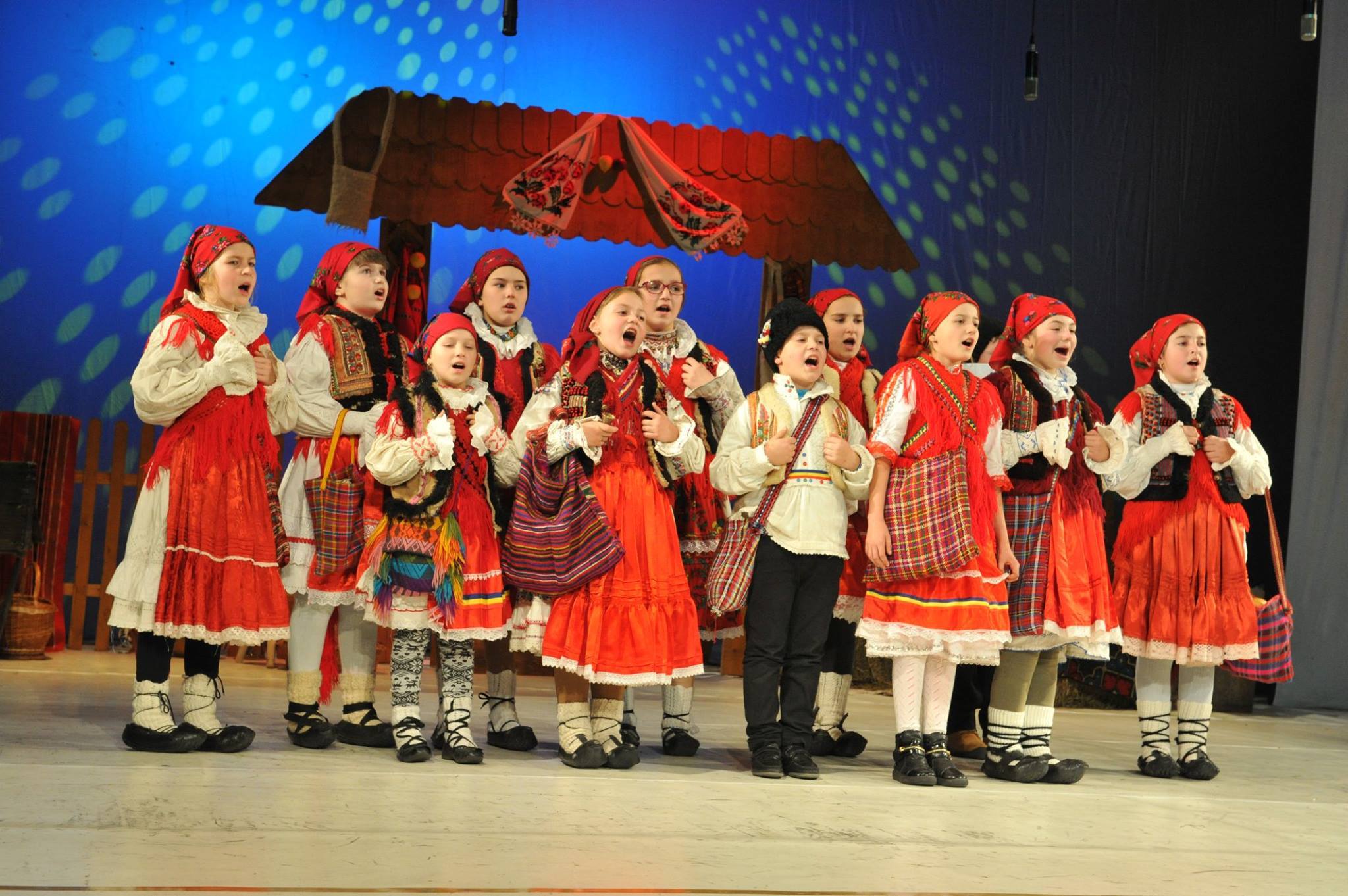 Aproape 400 de copii din Bihor si din tara, participa la “Festivalul Naţional de Datini şi Obiceiuri de Crăciun” din Oradea