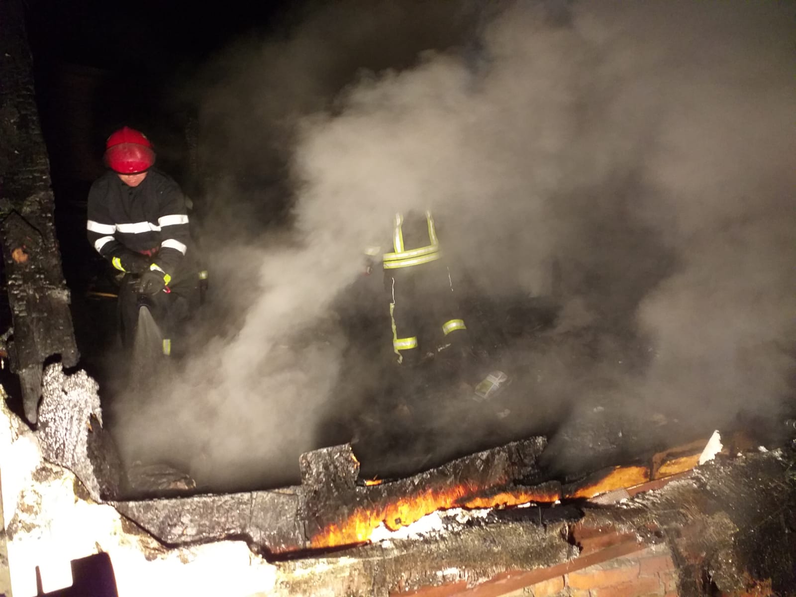 Incendiu puternic in Oradea la o locuinta de pe Titu Maiorescu. Un barbat a fost surprins de flacari si s-a ales cu arsuri de gradul I si II