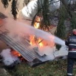 Incendiu violent la o cabana si o casa de vacanta de la Coada Lacului