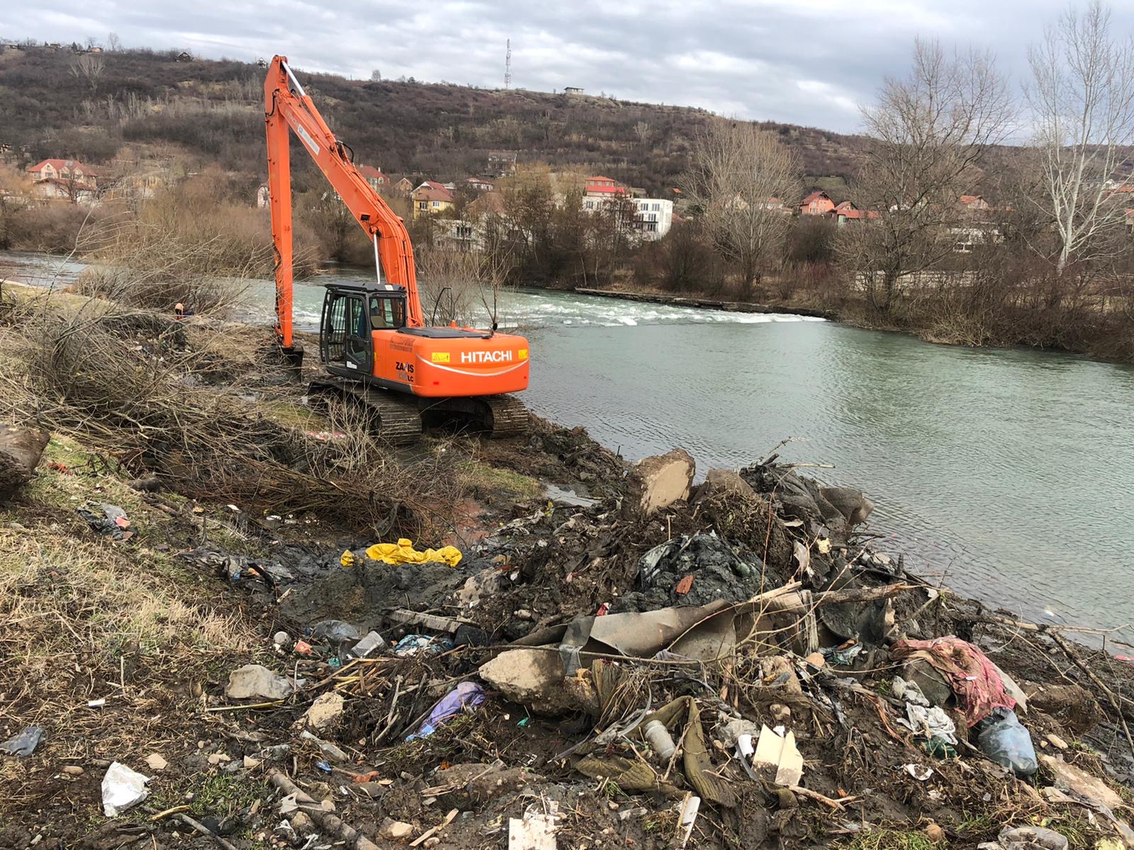 Crisul Repede sufocat de gunoaie. 800 mc de deseuri vor fi stranse doar de pe cca 1 km din malul Crisului
