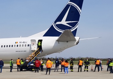 Doua Boeinguri 737 aduc la Oradea 20 de tone de echipamente si materiale sanitare, cumparate din China
