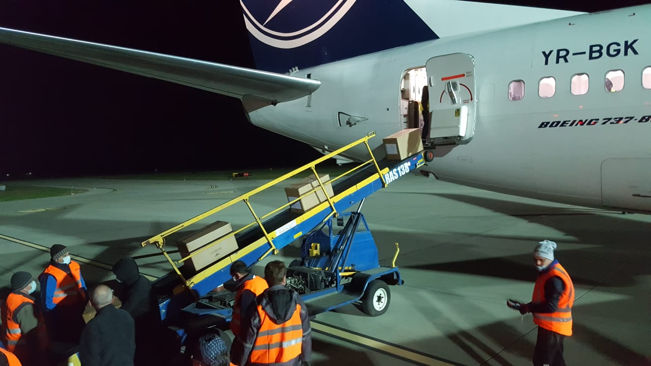 Al doilea avion aterizat la Oradea cu peste 10 tone de materiale sanitare pentru spitale.