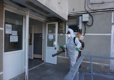 Primaria Oradea a inceput dezinfectia celor aproximativ 2700 de scari de bloc din oras