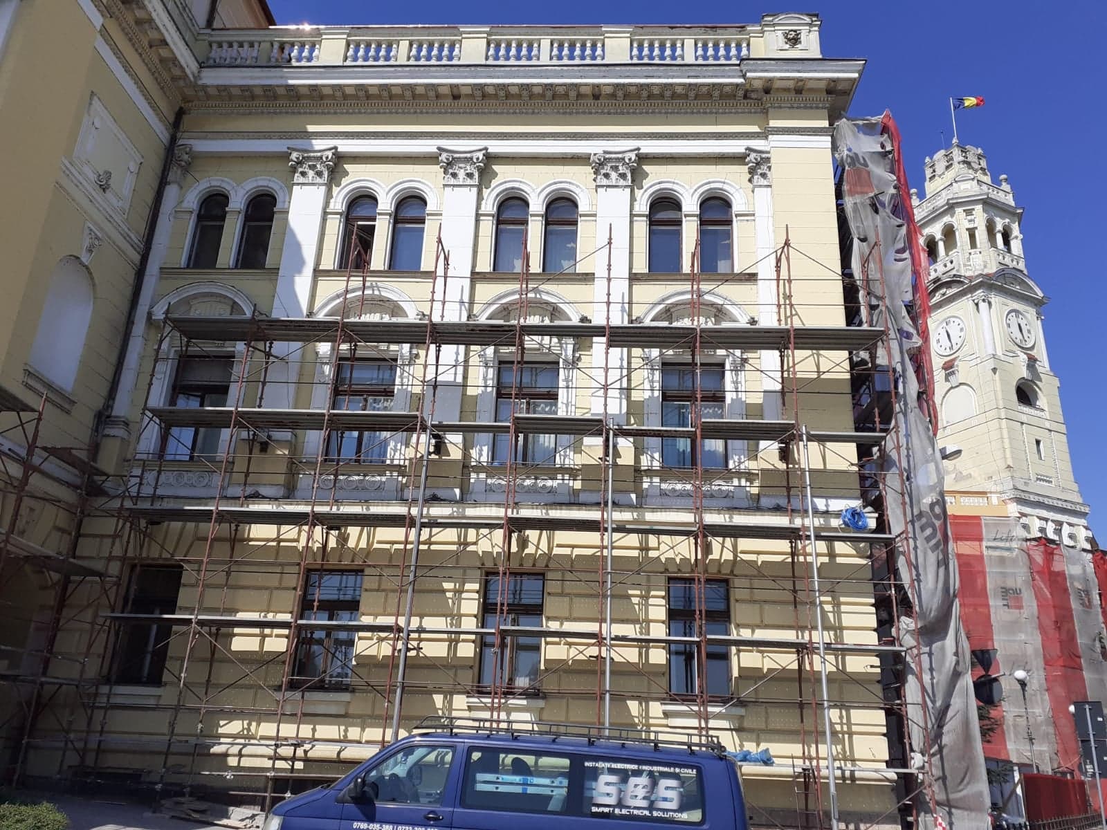 Faţada dinspre Criş a clădirii Primăriei a fost renovată, urmează cea dinspre Piața Unirii