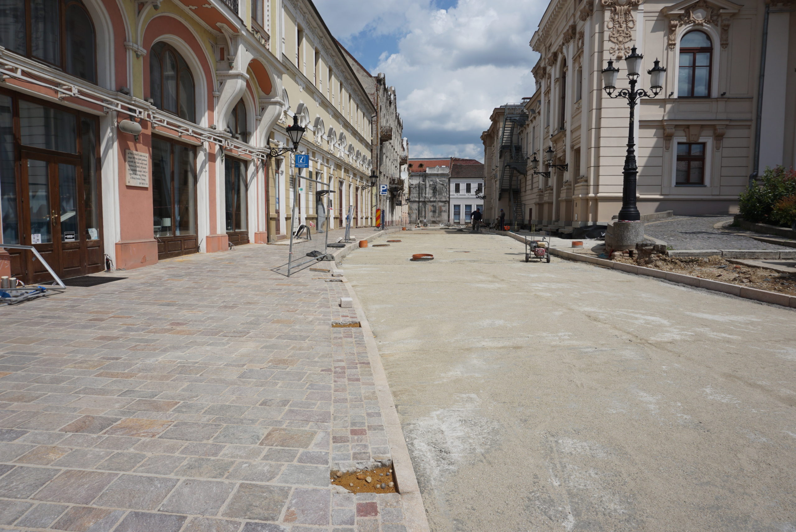 Continua lucrarile de amenajare la Piata Ferdinand si strada Aurel Lazar din Oradea.