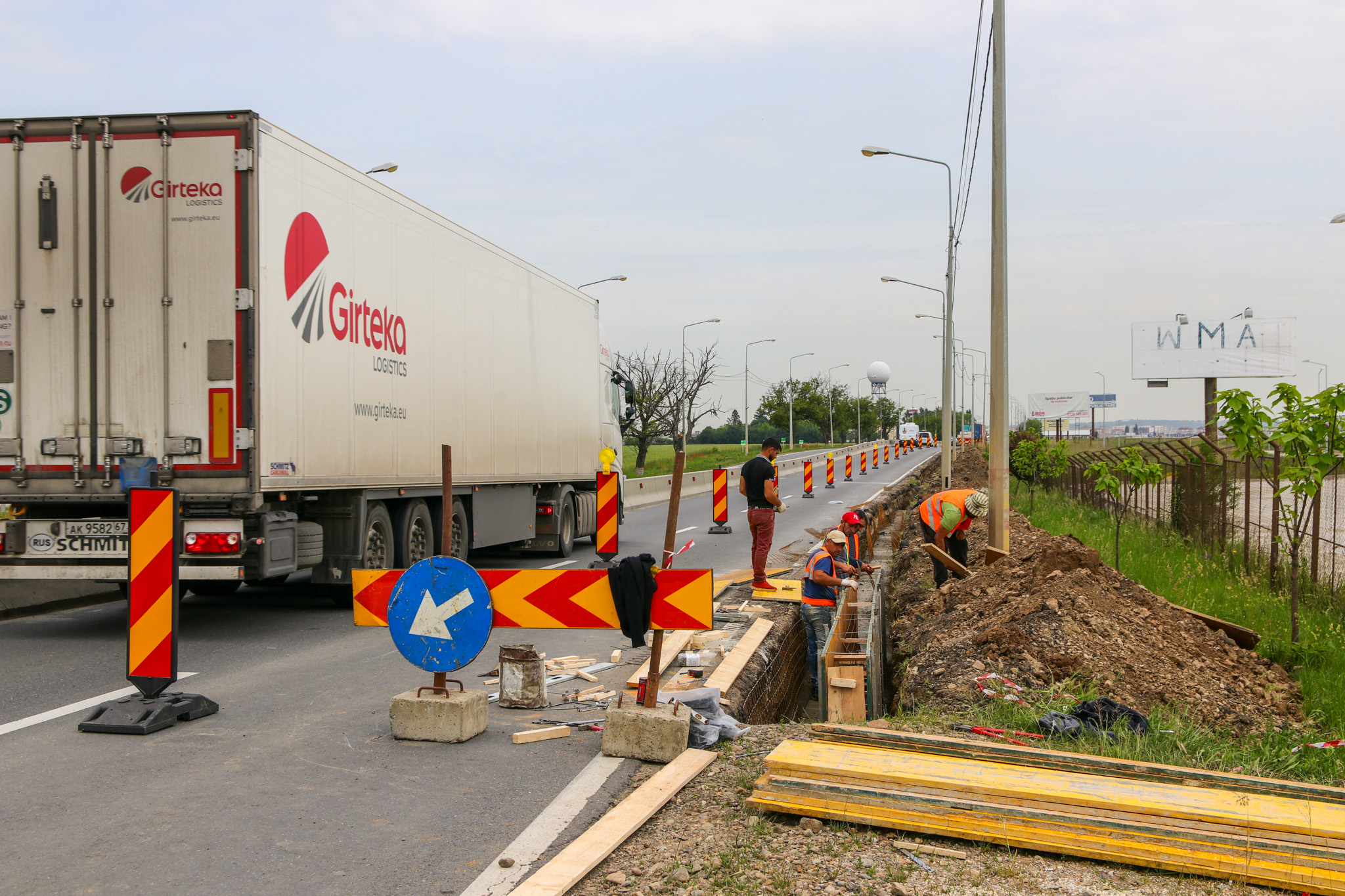 Atentie se lucreaza  pe DN79, langa aeroport! Constructorul realizeaza benzile de acces in incinta Aeroportului Oradea