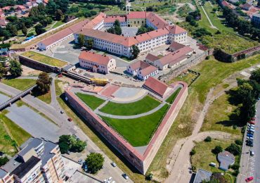 Lucrările de reabilitare a zidurilor Cetăţii Oradea au avansat, stadiul fizic al acestora ajungând în prezent la 73%.