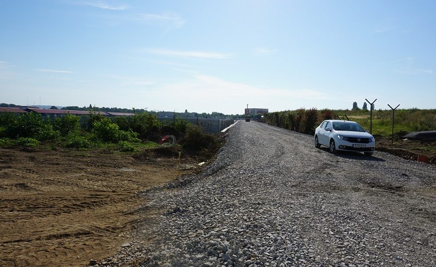 Lucrarile la drumul de legatura dintre Centura Oradea si Calea Aradului avanseaza rapid. Autoritatile anunta ca in octombrie se va putea circula pe acest drum