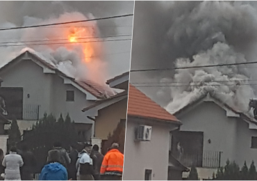 Incendiu puternic la o casa din Sanmartin, cauza probabil este un cos de fum deteriorat