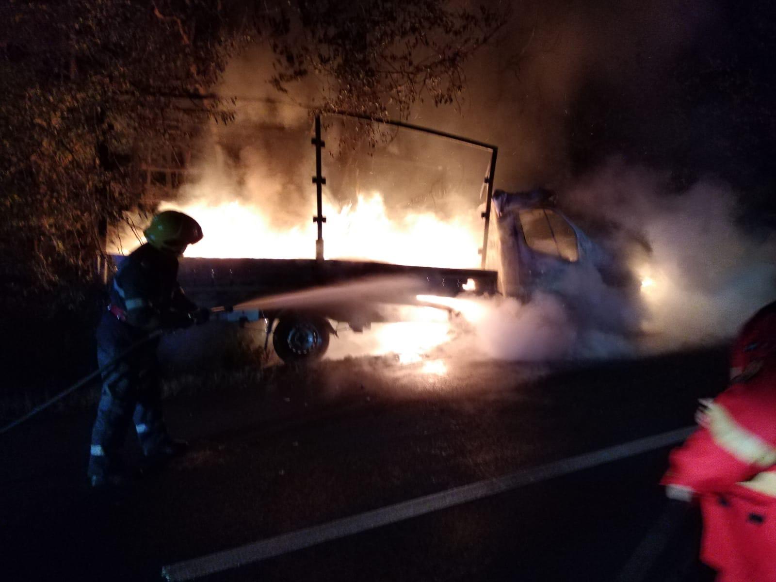 O autoutilitara a luat foc, in mers, pe un drum judetean din Bihor