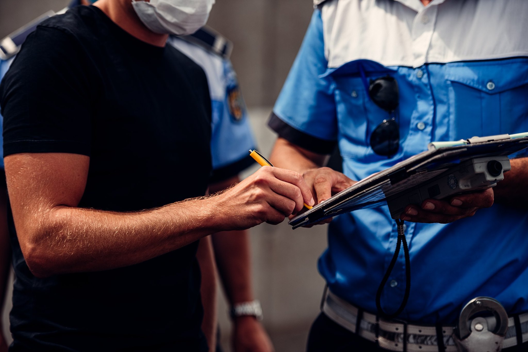 Supermarketurile și minimarketurile din Bihor verificate de politisti. S-au dat amenzi pentru nepurtarea mastii in spatii inchise