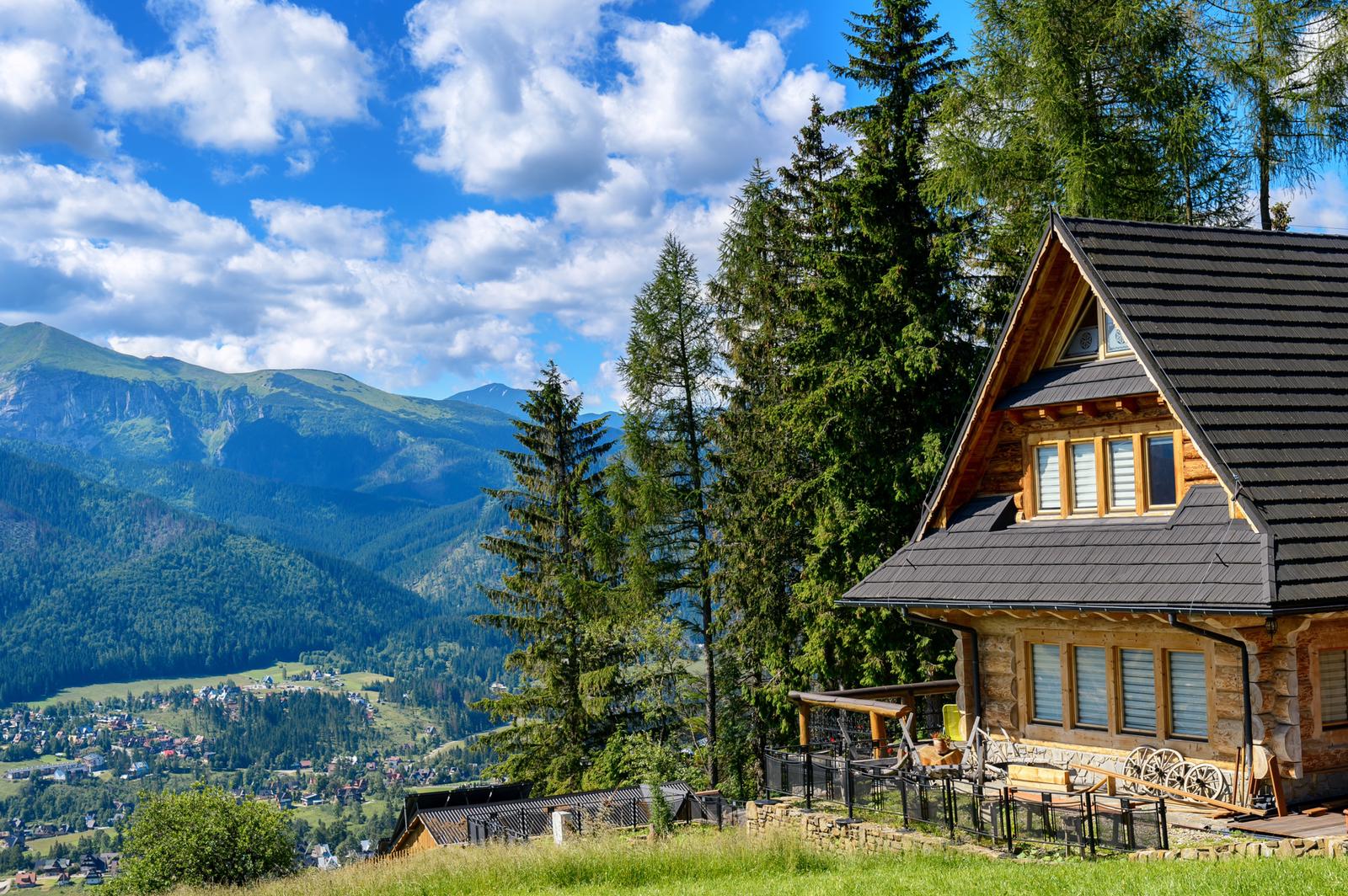 Vrem o tara ca afara! Bolojan impune un regulament de construire a cabanelor pentru zona montana a judetului.