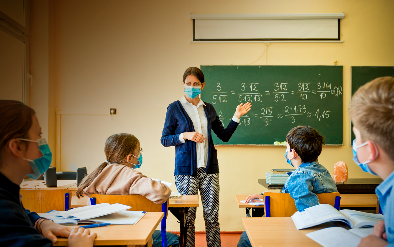 Elevii s-ar putea intoarce in bancile scolilor din 8 februarie