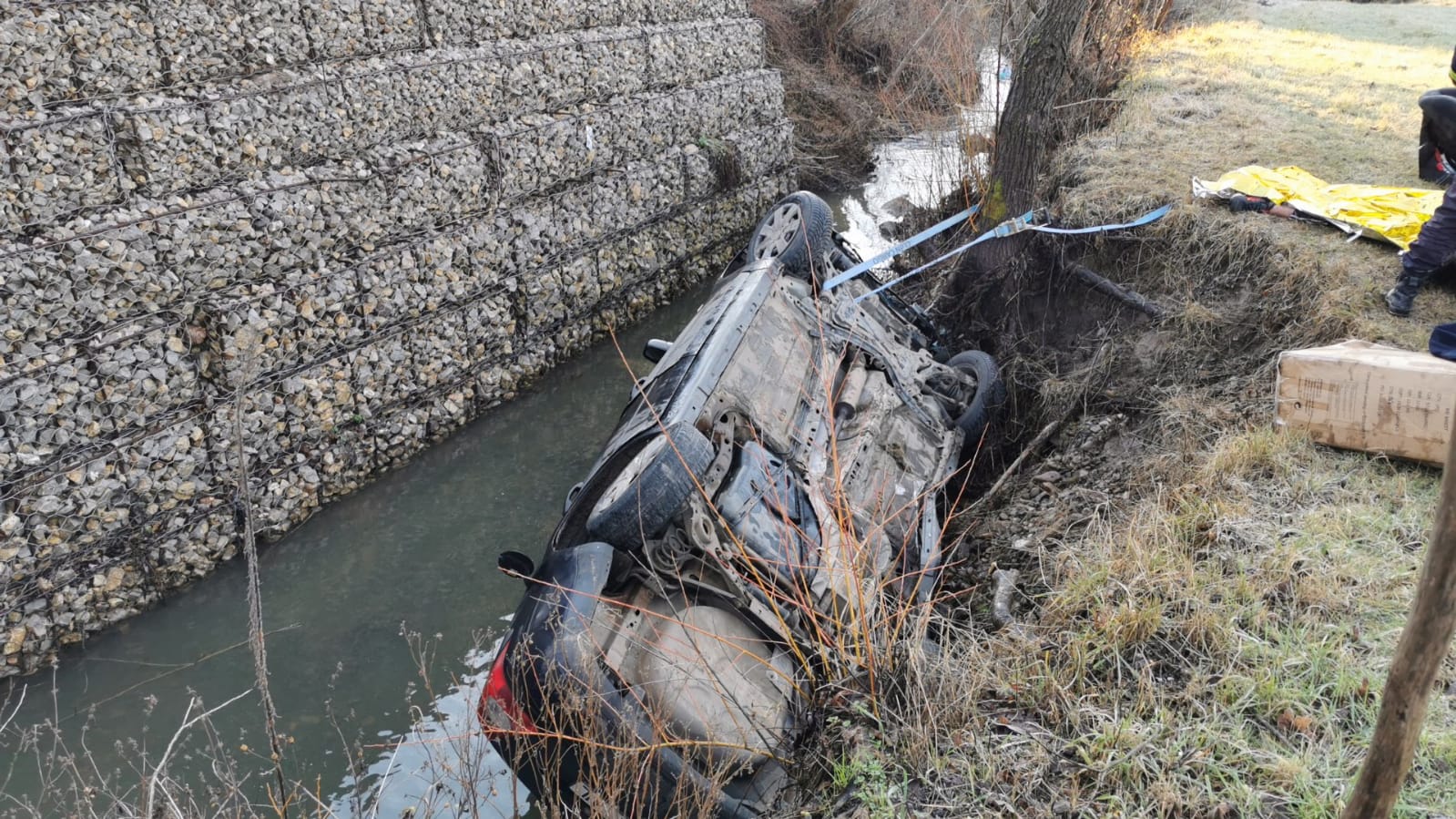 Accident grav la Varciorog, un oradean s-a rasturnat cu masina in albia unui parau, unde a ramas captiv