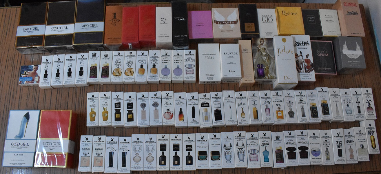 Produse susceptibile a fi contrafăcute ridicate în vederea confiscării de jandarmi, confiscate de jandarmii oradeni, in zona Pietei 100