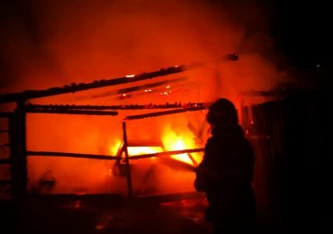 Incendiu violent in Stei in aceasta noapte. A ars un garaj si o masina care se afla in interior