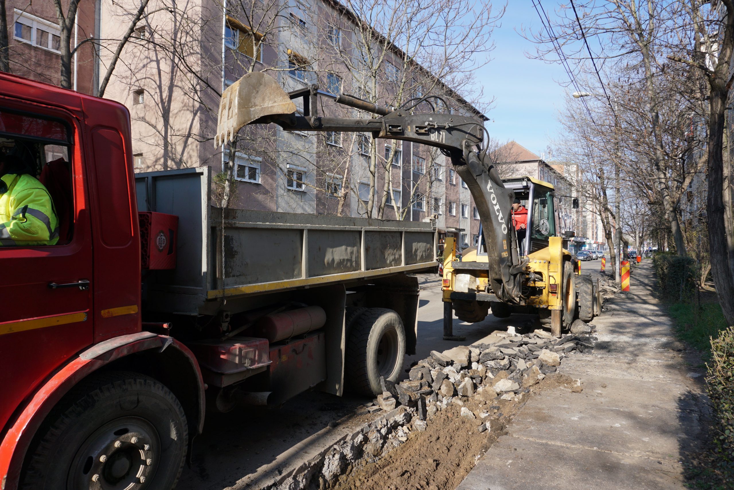 Continua reabilitarea strazii Sovata, dincolo de sensul giratoriu de la Podul Carol