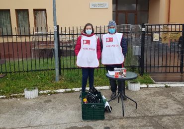 Zeci de voluntari ai Caritas Eparhial au strans sute de kg de alimente ce au fost donate familiilor nevoiase din Oradea, Livada si Santion