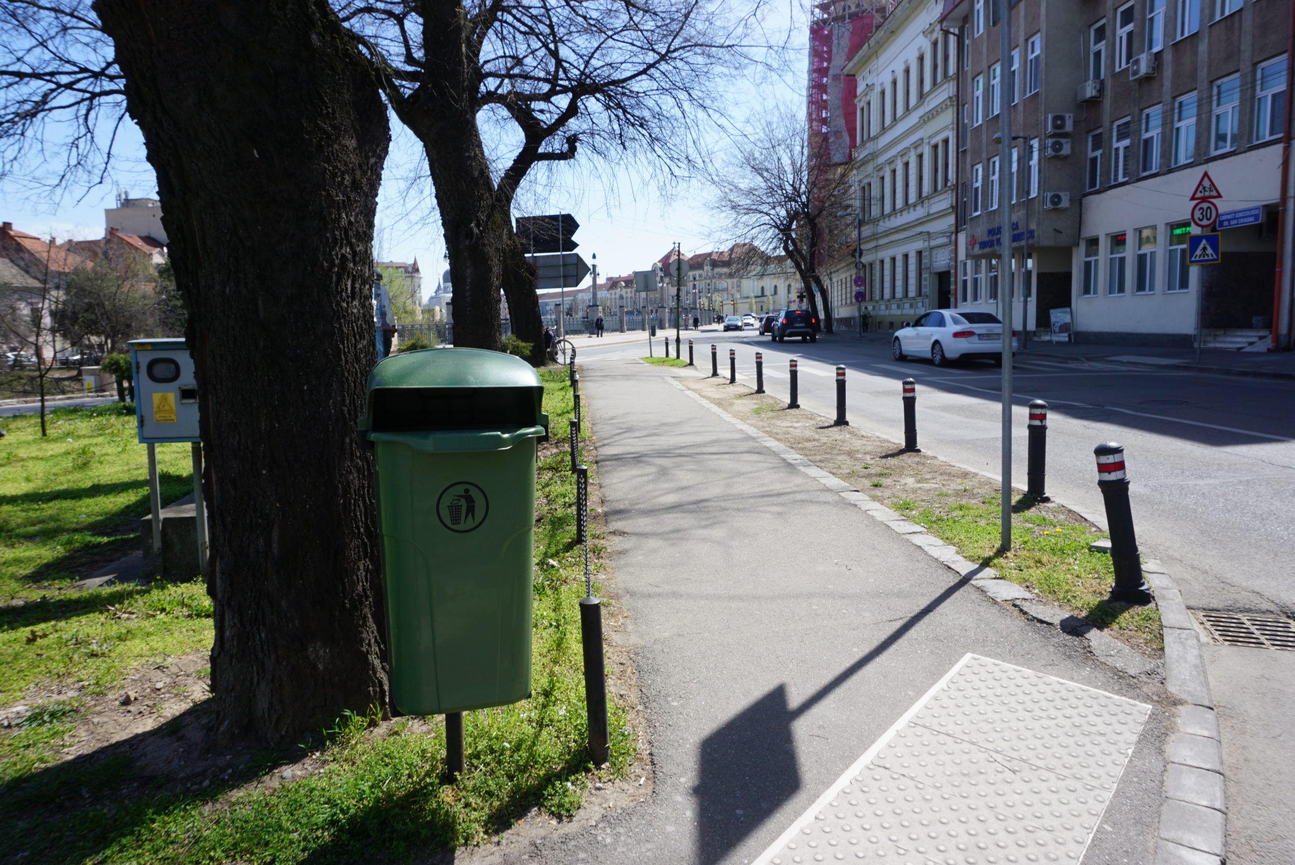 Oradea curata! 60 de noi cosuri de deseuri stradale au fost montate in mai multe puncte din Oradea