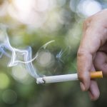 Ce “forțe” ne obligă să nu lăsăm țigara din mână? Explicatiile unui psiholog