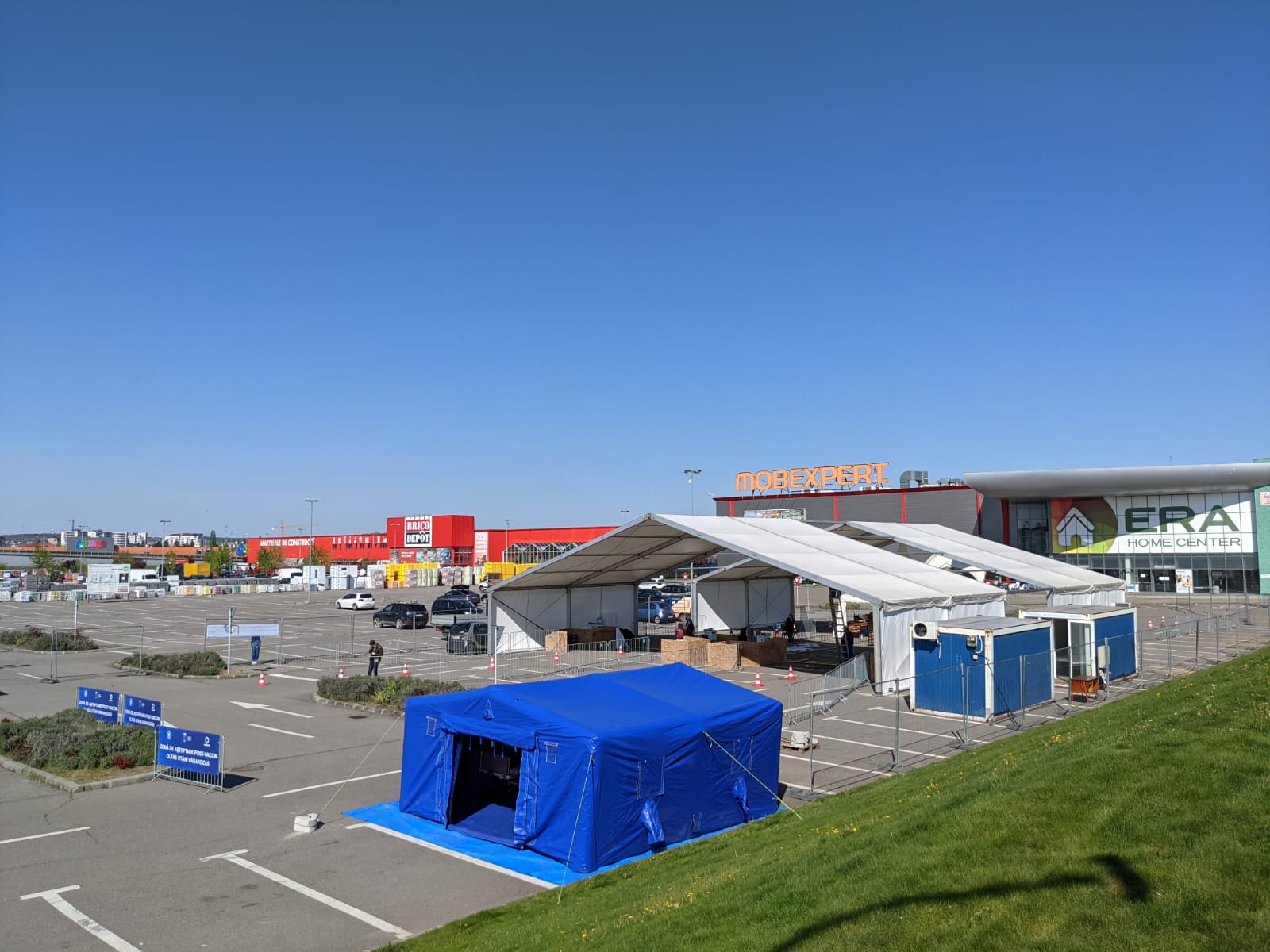 Centrul de vaccinare de tip drive-through în Municipiul Oradea va avea patru fluxuri de vaccin Pfizer si va funcționa zilnic în intervalul orar 08.00-20., inepand de maine, 5 mai 2021