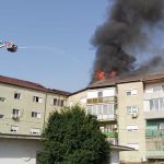 Incendiu puternic la un bloc din Oradea, cauzat de o tigara aprinsa si lasata in balcon.