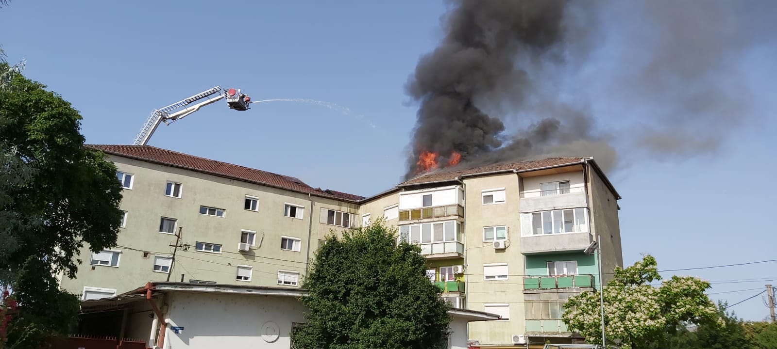 Incendiu puternic la un bloc din Oradea, cauzat de o tigara aprinsa si lasata in balcon.