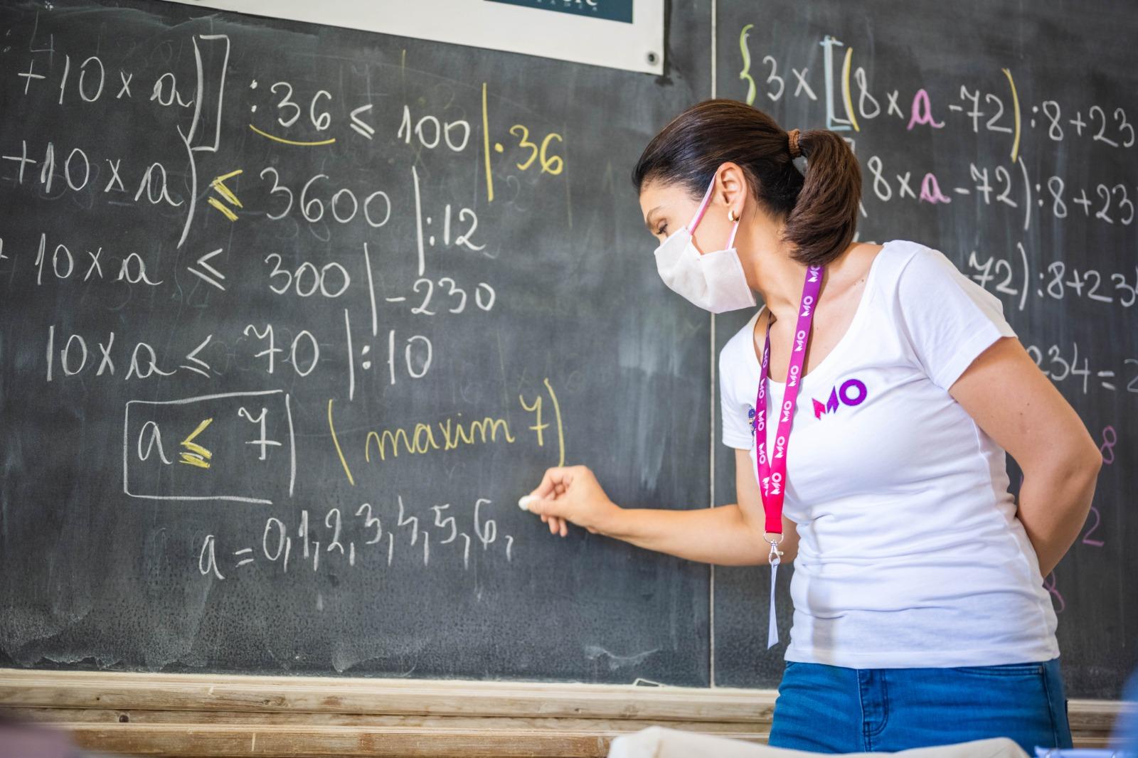 Matematica de 10” se face la Universitatea din Oradea! Peste 150 de elevi din clasele primare vor recapitula materia alaturi de profesoara Roxana Caciora