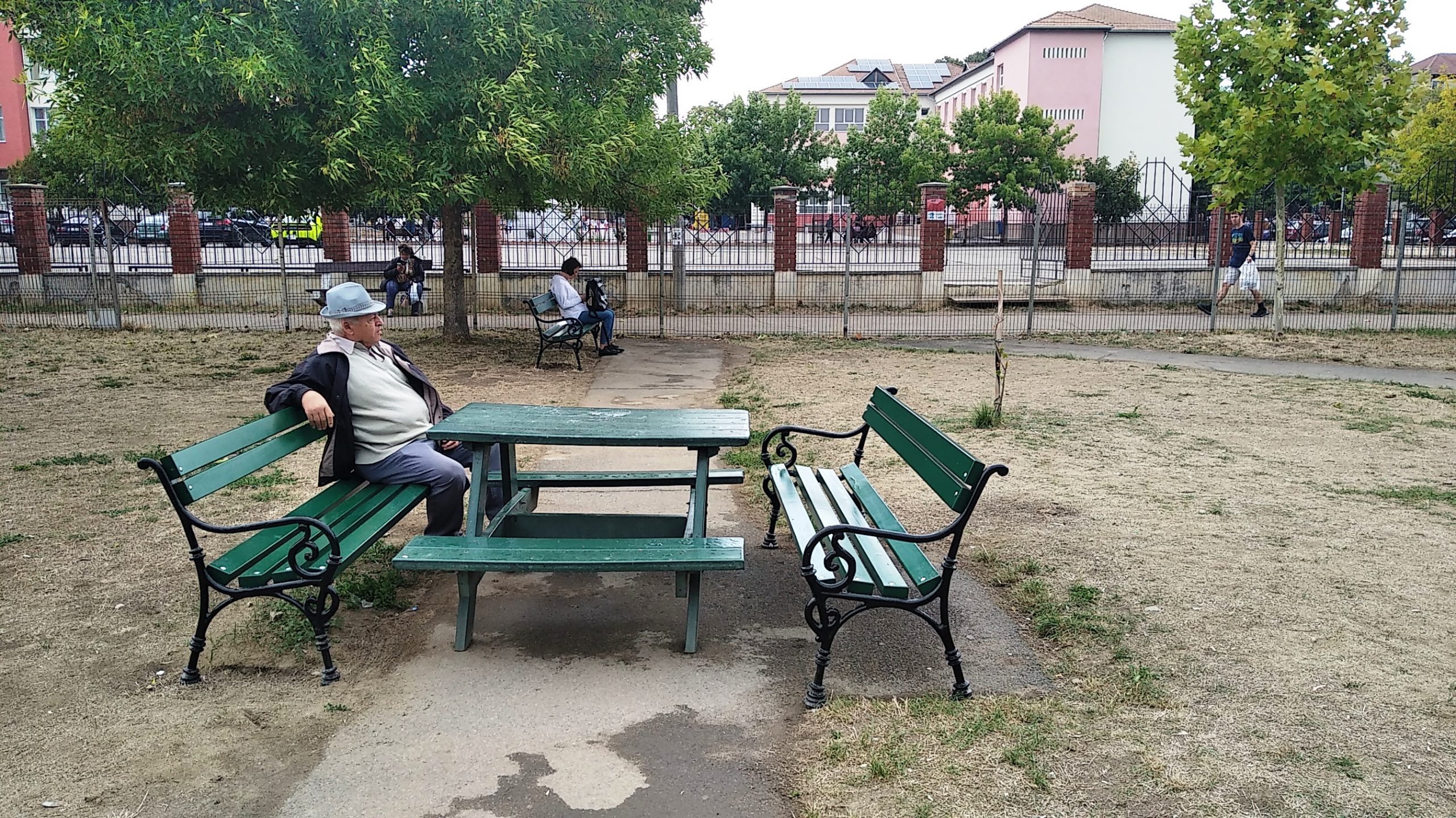90 de banci noi, montate in parcurile din Oradea