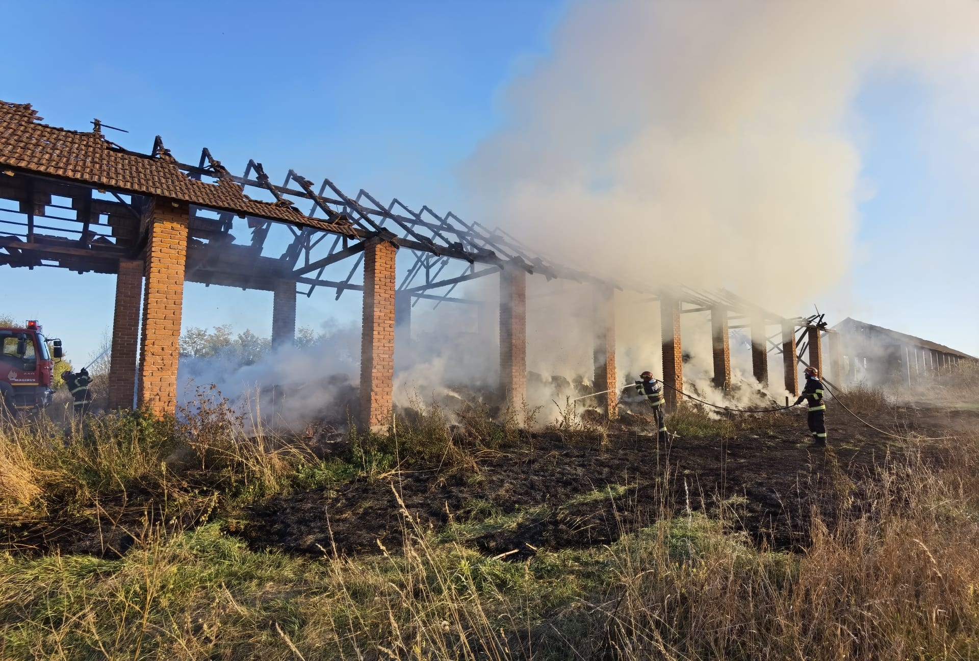 Incendiu puternic in Bors. Pompierii bihoreni au luptat 6 ore sa stinga un incendiu cauzat de o tigara nestinsa aruncata la intamplare