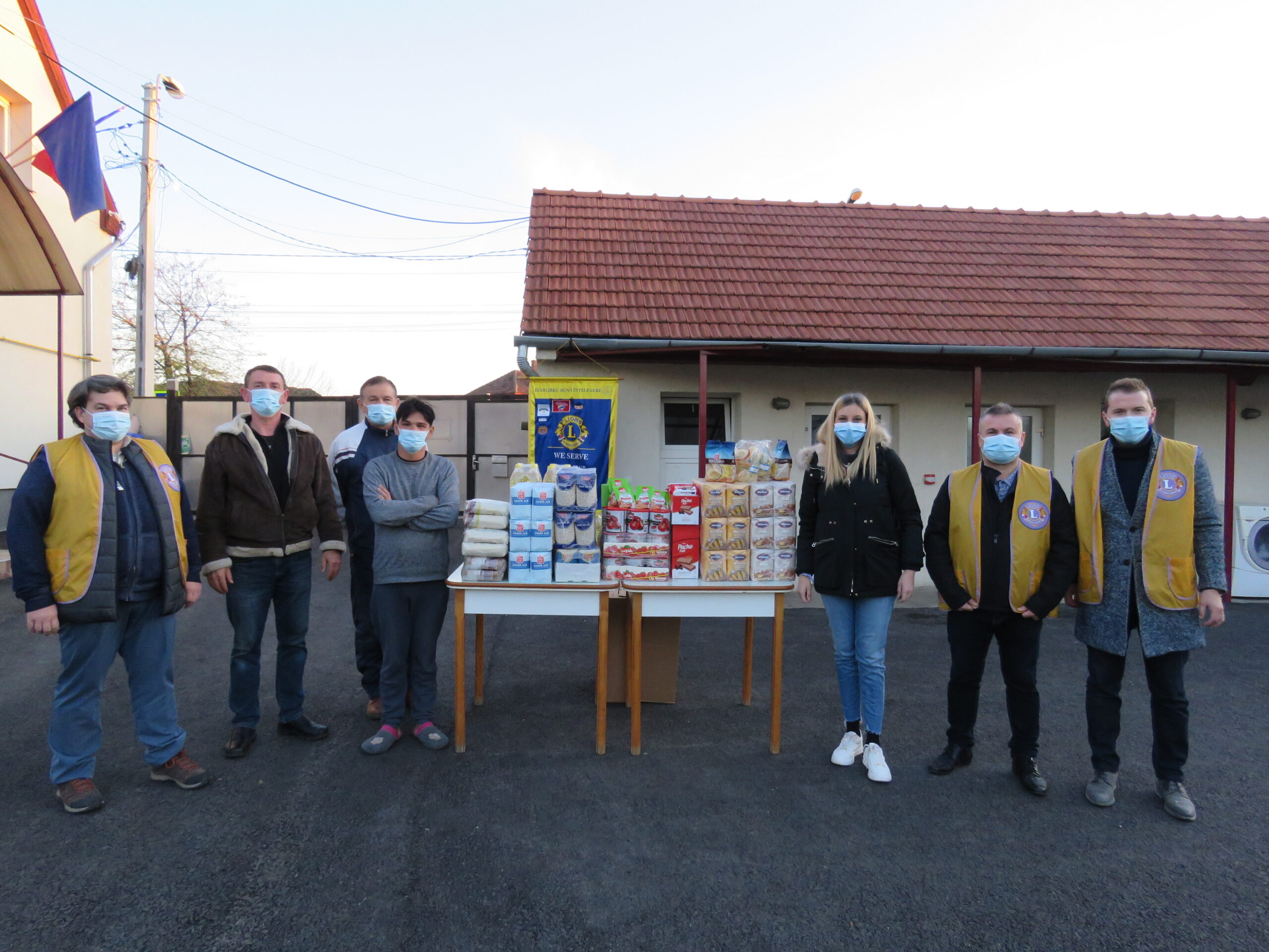Clubul Lions alaturi de persoanele fara adapost, oferindu-le produse alimentare de bază