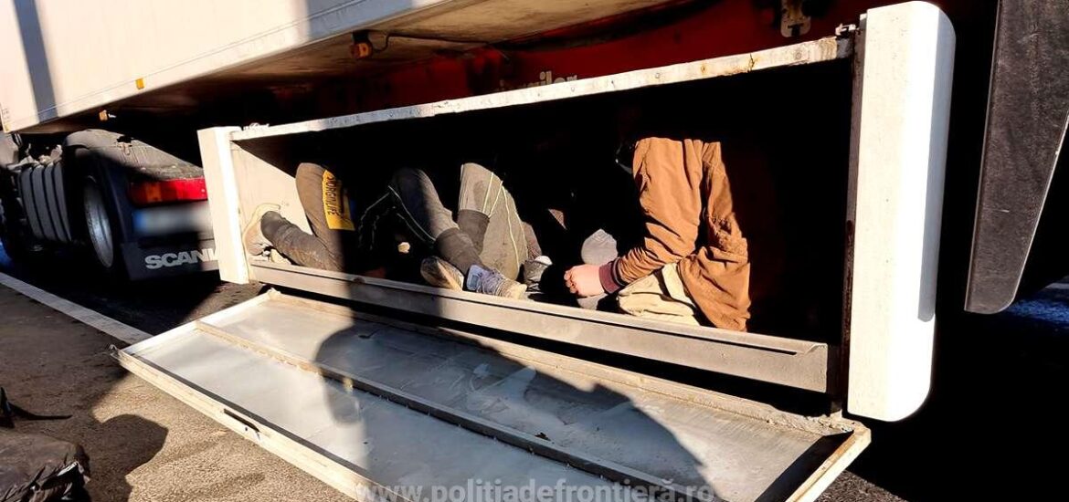 Patru migranţi, ascunşi în lada de sculea unui camioan, depistaţi on Vama Bors