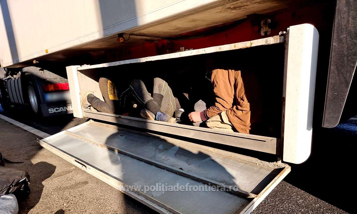 Patru migranţi, ascunşi în lada de sculea unui camioan, depistaţi on Vama Bors