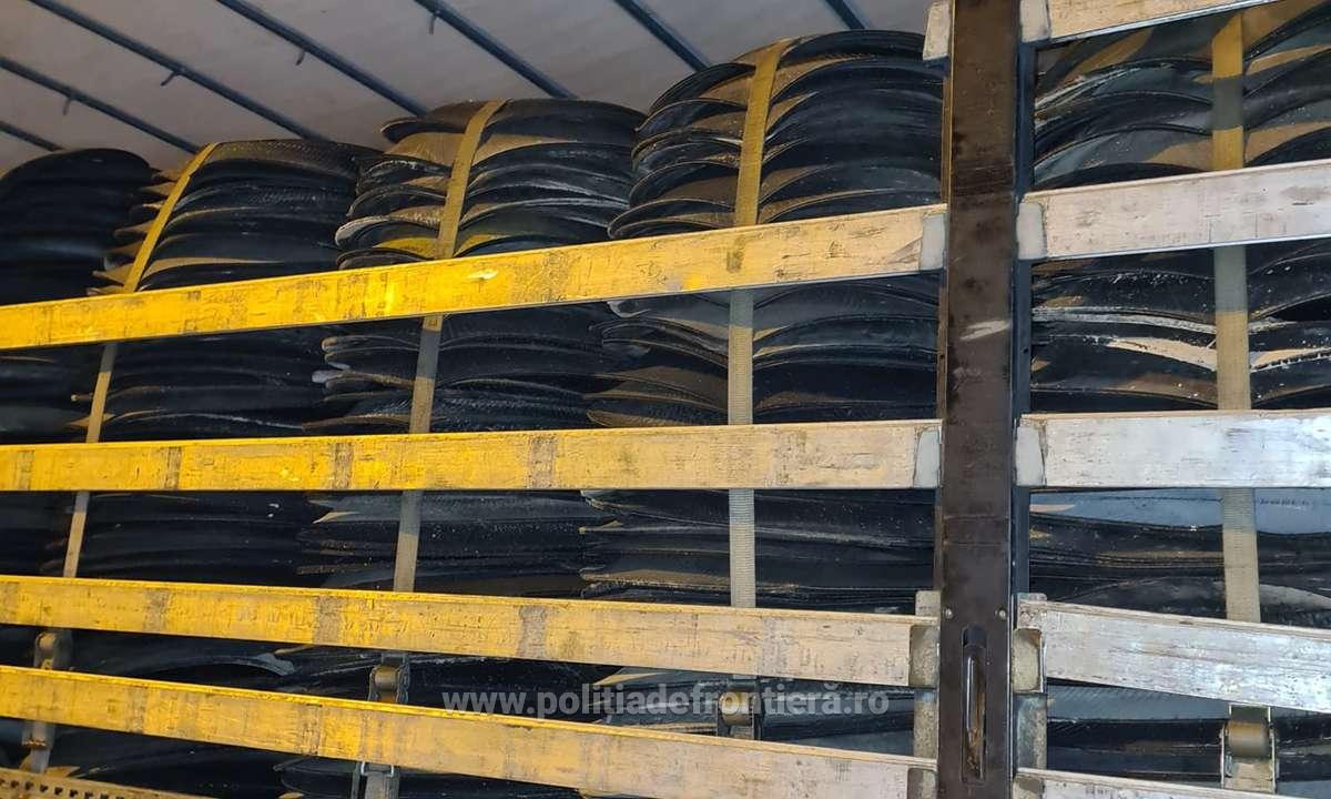 Un TIR incarcat cu 22 de tone de cauciucuri uzate a fost oprit in Vama Bors