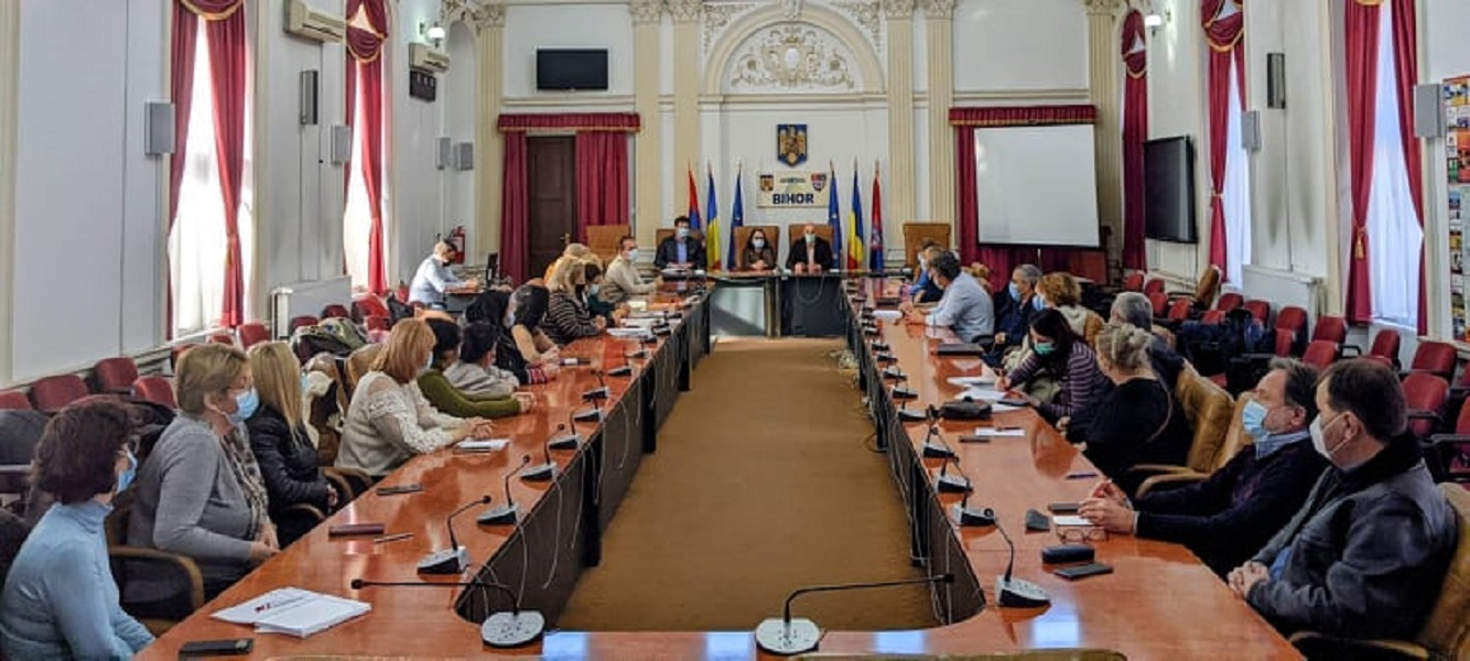 Prefectul s-a intalnit cu coordonatorii centrelor de vaccinare din Bihor. Dumitru Tiplea: Trebuie sa dam dovada de profesionalism, pentru asigurarea succesului acestei campanii de vaccinare