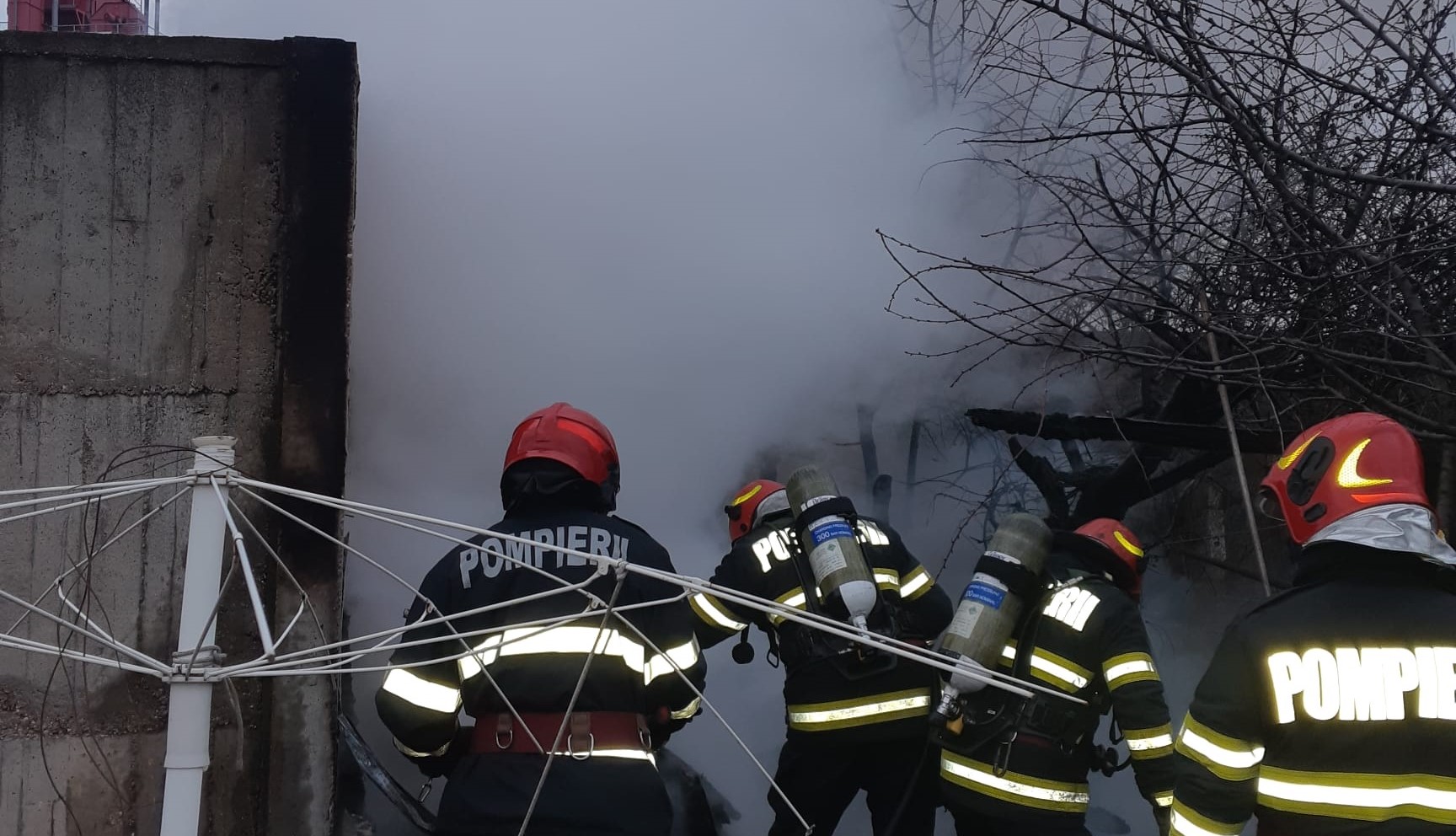 Barbat gasit mort in Oradea, dupa ce o baraca de lemn a fost mistuita de foc